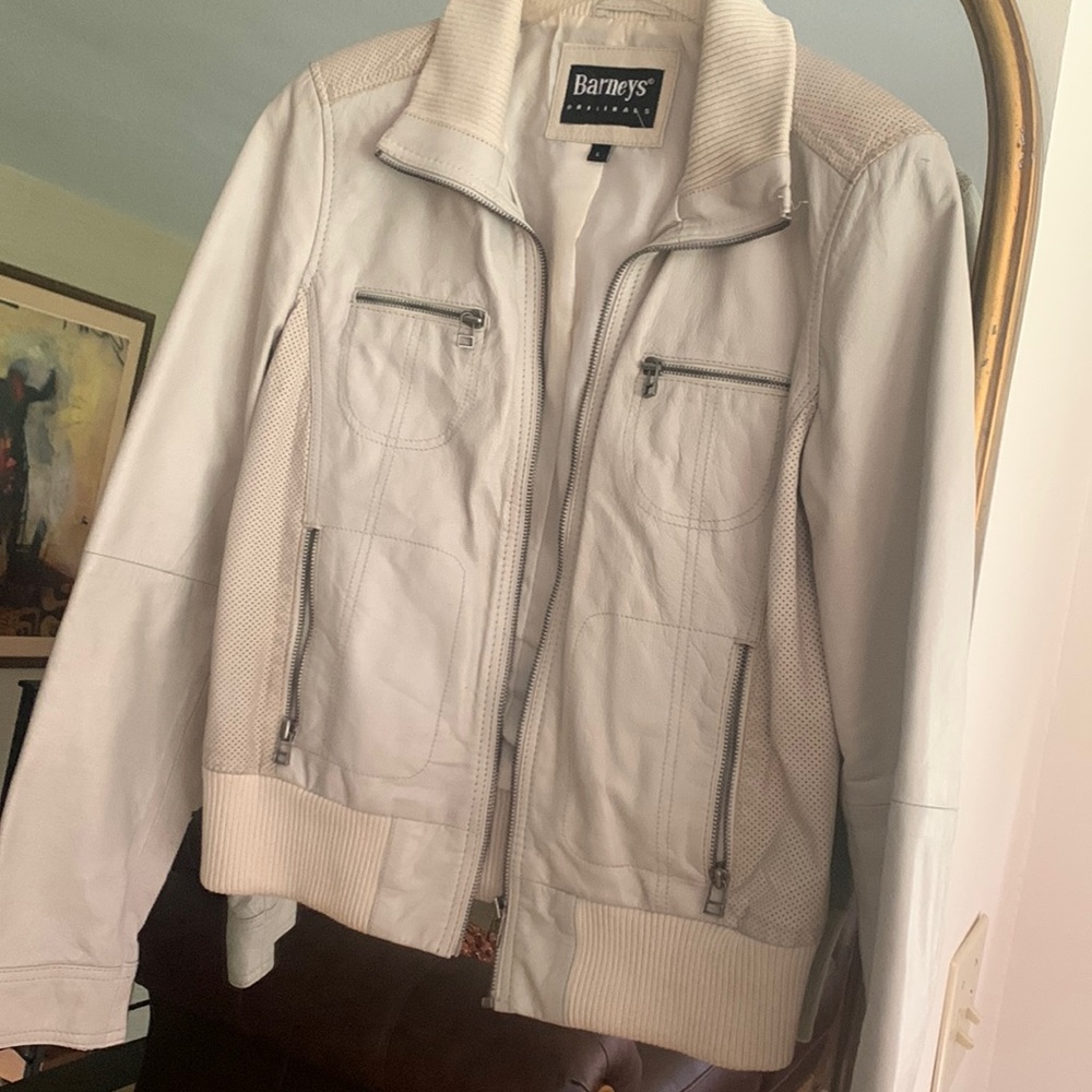 Barney’s Originals size Large cream leather jacket. Fits more like a Medium